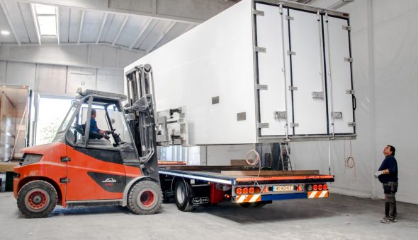 Carico cassa frigo isotermica per trasporto in Olanda