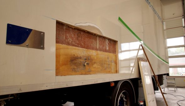 Riparazione pannello parete laterale furgone