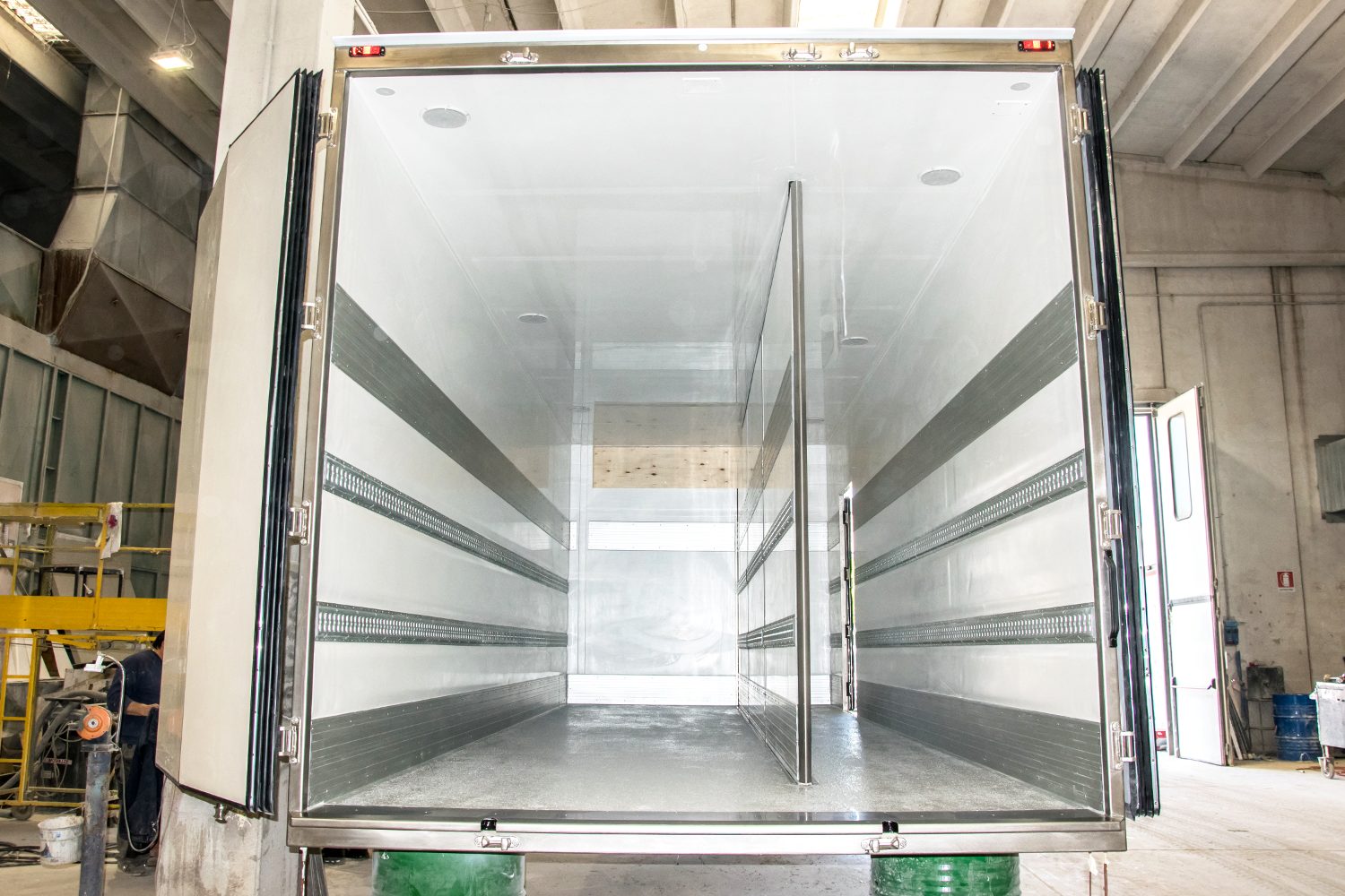 Furgoni frigo isotermici - le migliori celle frigo per furgoni - Isobox srl